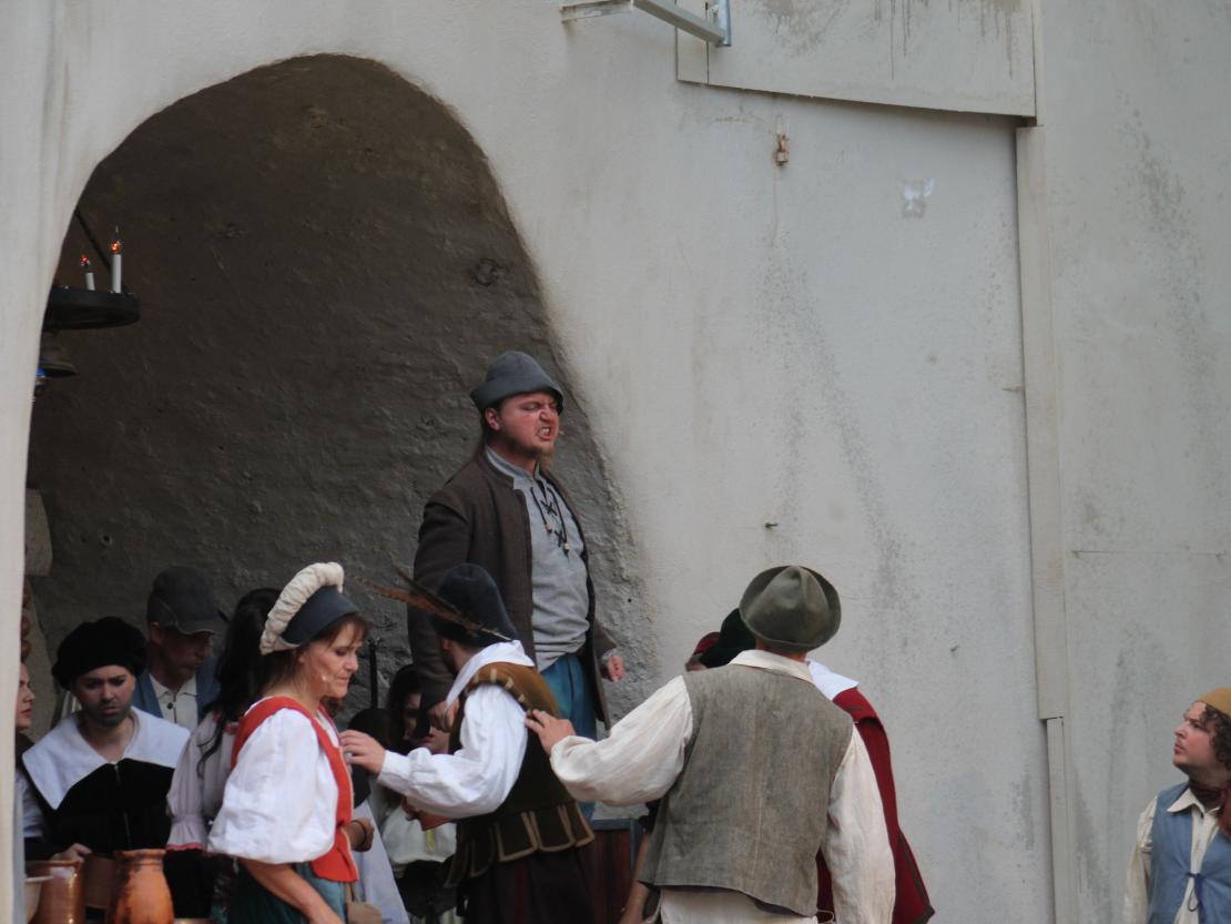 Das Bild zeigt eine Szene aus dem Stück  "Der Bleisiegelfälscher"