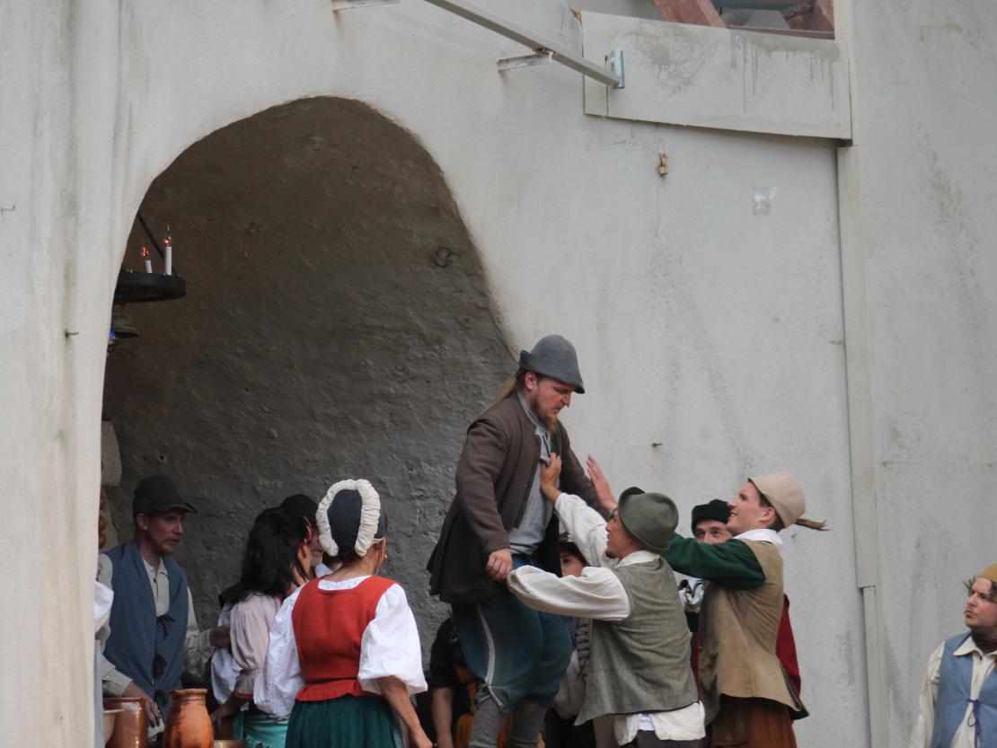 Das Bild zeigt eine Szene aus dem Stück  "Der Bleisiegelfälscher"