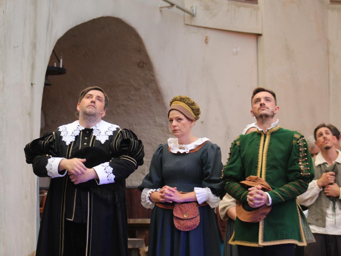 Das Bild zeigt eine Szene aus dem Stück  "Der Bleisiegelfälscher"