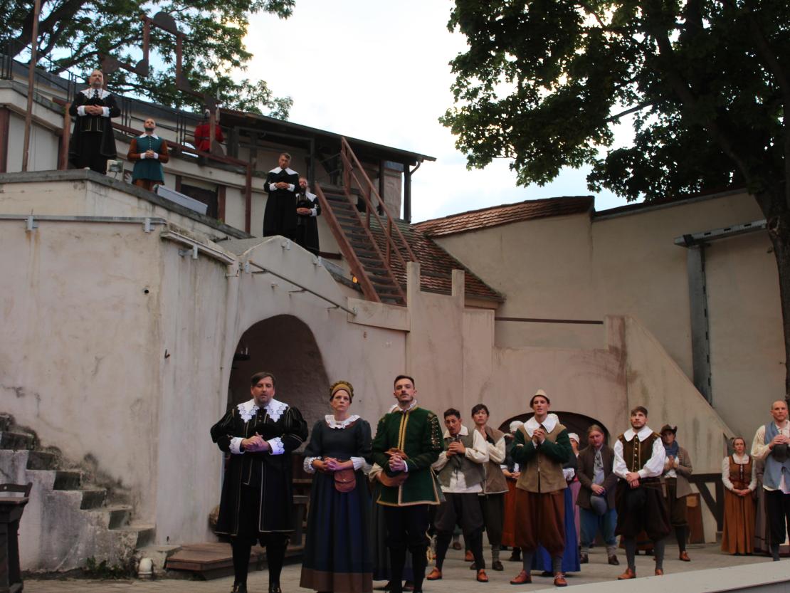 Das Bild zeigt eine Szene aus dem Stück  "Der Bleisiegelfälscher"