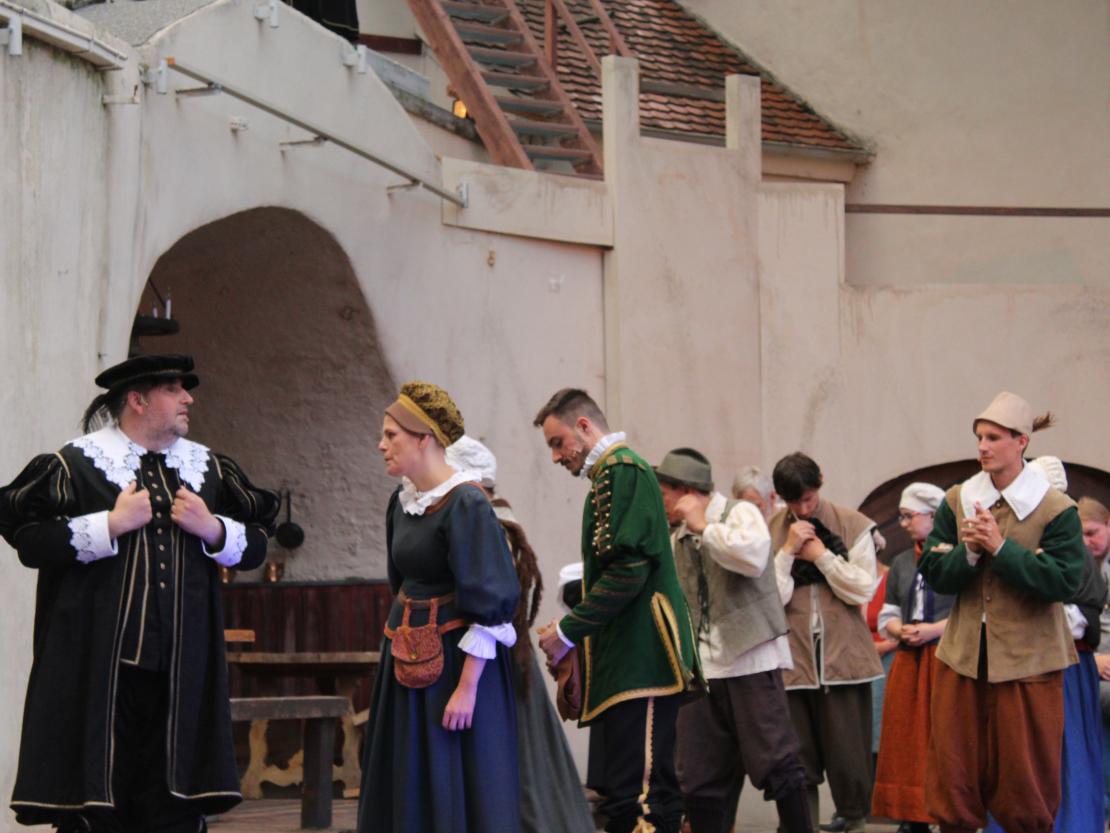 Das Bild zeigt eine Szene aus dem Stück  "Der Bleisiegelfälscher"