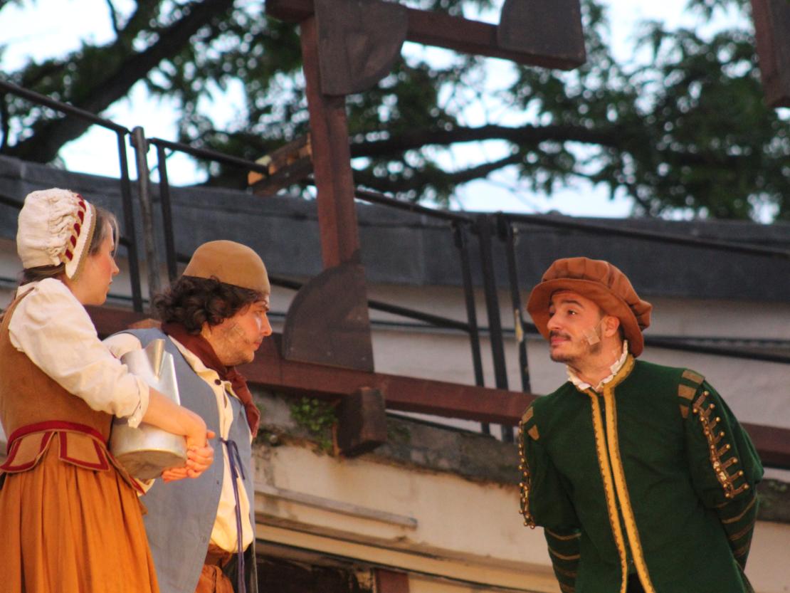 Das Bild zeigt eine Szene aus dem Stück  "Der Bleisiegelfälscher"