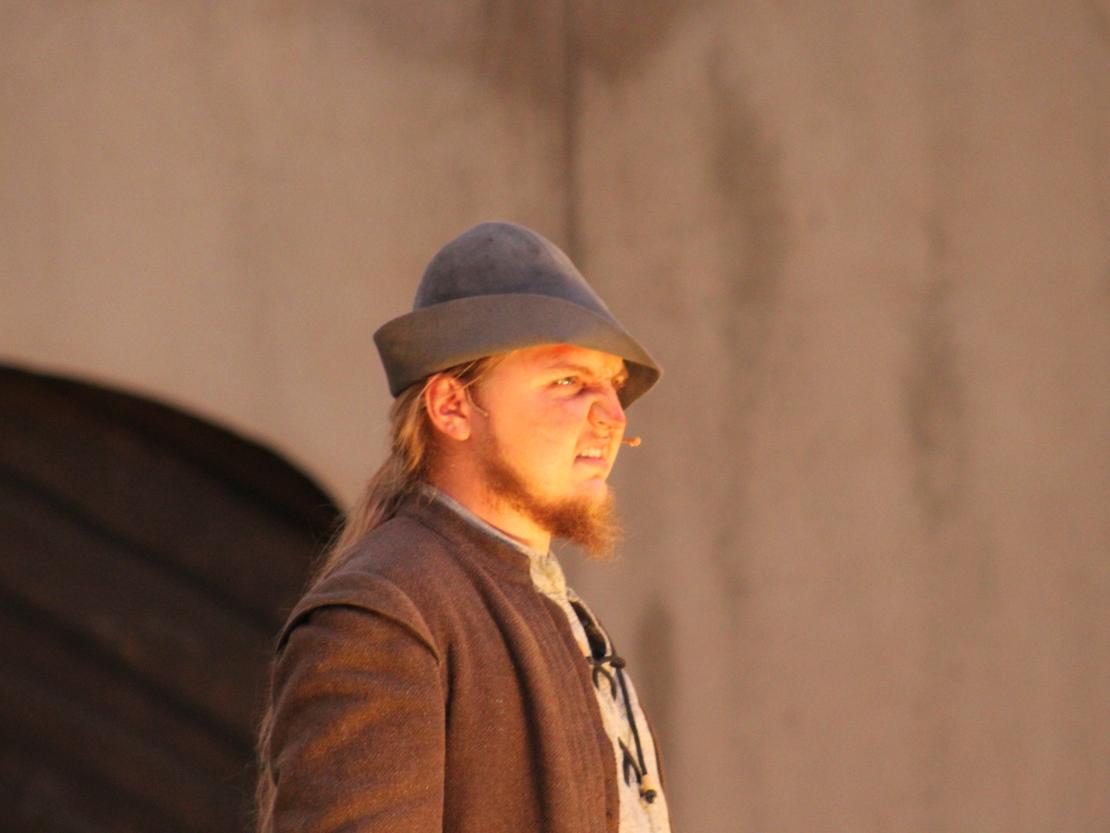 Das Bild zeigt eine Szene aus dem Stück  "Der Bleisiegelfälscher"