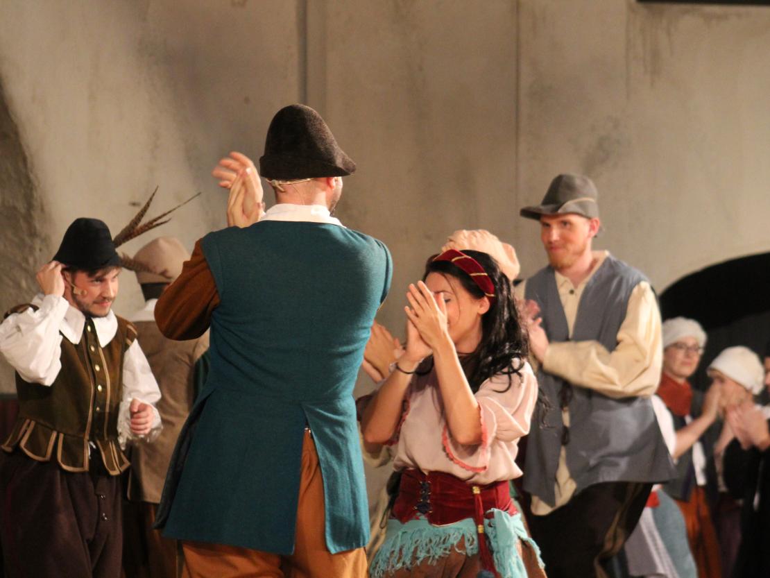 Das Bild zeigt eine Szene aus dem Stück  "Der Bleisiegelfälscher"