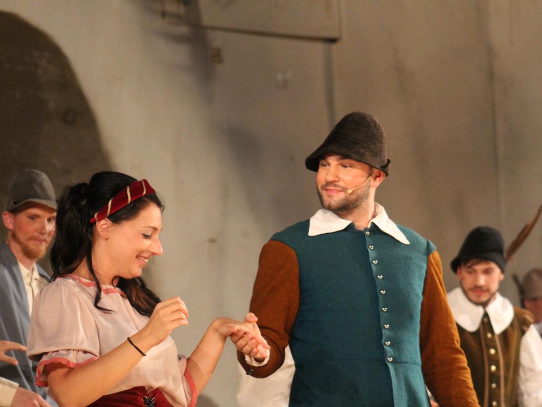 Das Bild zeigt eine Szene aus dem Stück  "Der Bleisiegelfälscher"