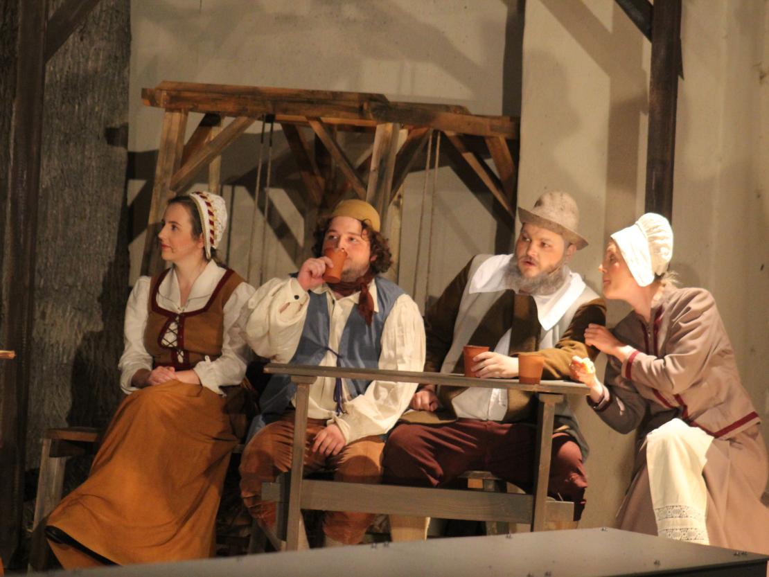 Das Bild zeigt eine Szene aus dem Stück  "Der Bleisiegelfälscher"