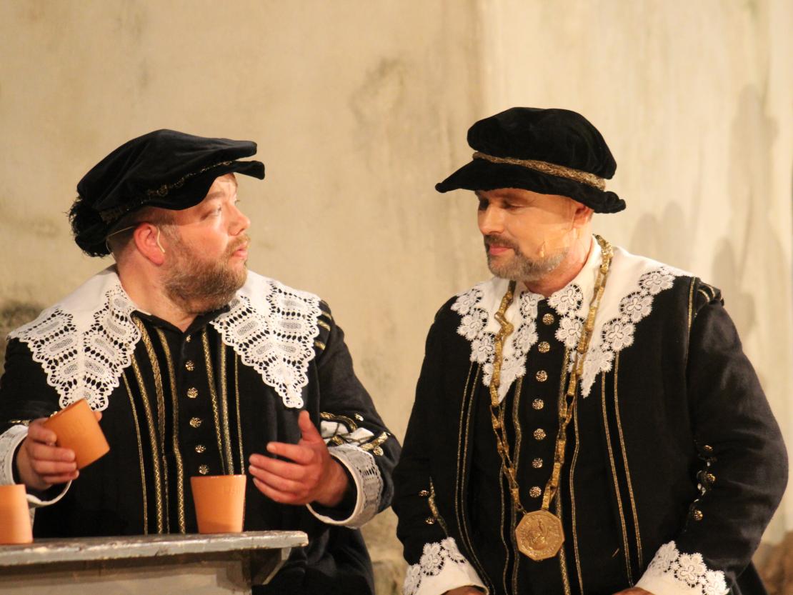 Das Bild zeigt eine Szene aus dem Stück  "Der Bleisiegelfälscher"