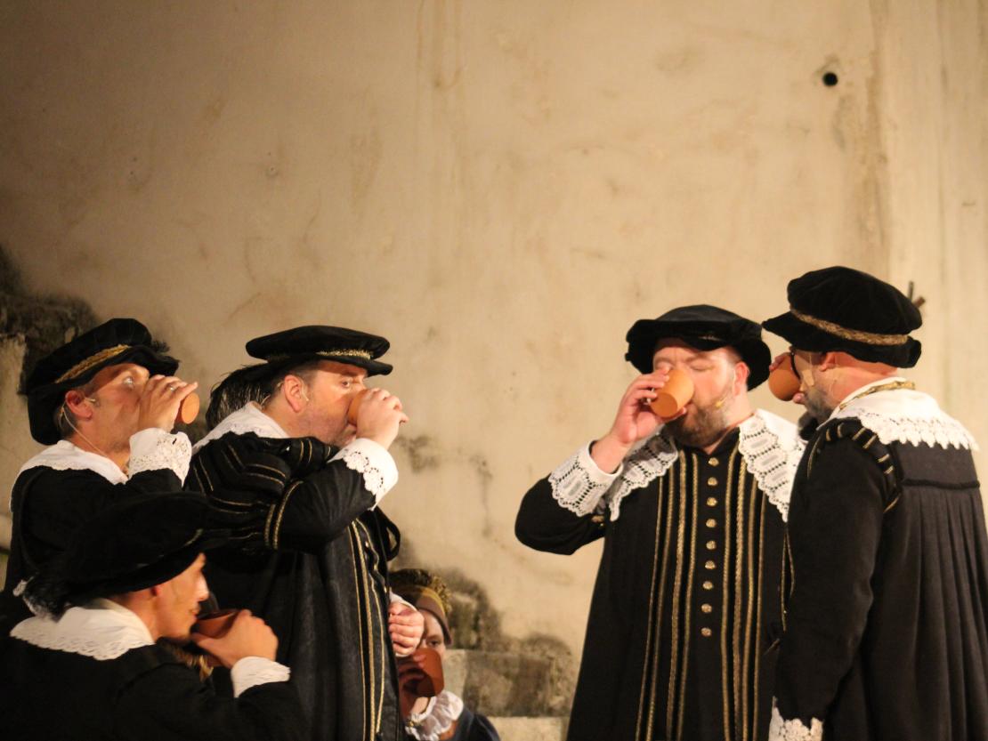 Das Bild zeigt eine Szene aus dem Stück  "Der Bleisiegelfälscher"