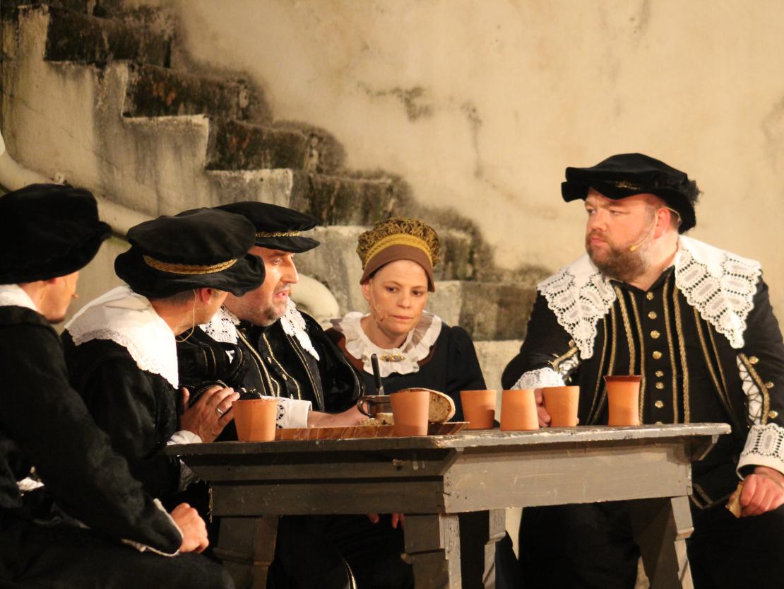 Das Bild zeigt eine Szene aus dem Stück  "Der Bleisiegelfälscher"