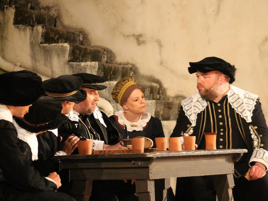 Das Bild zeigt eine Szene aus dem Stück  "Der Bleisiegelfälscher"