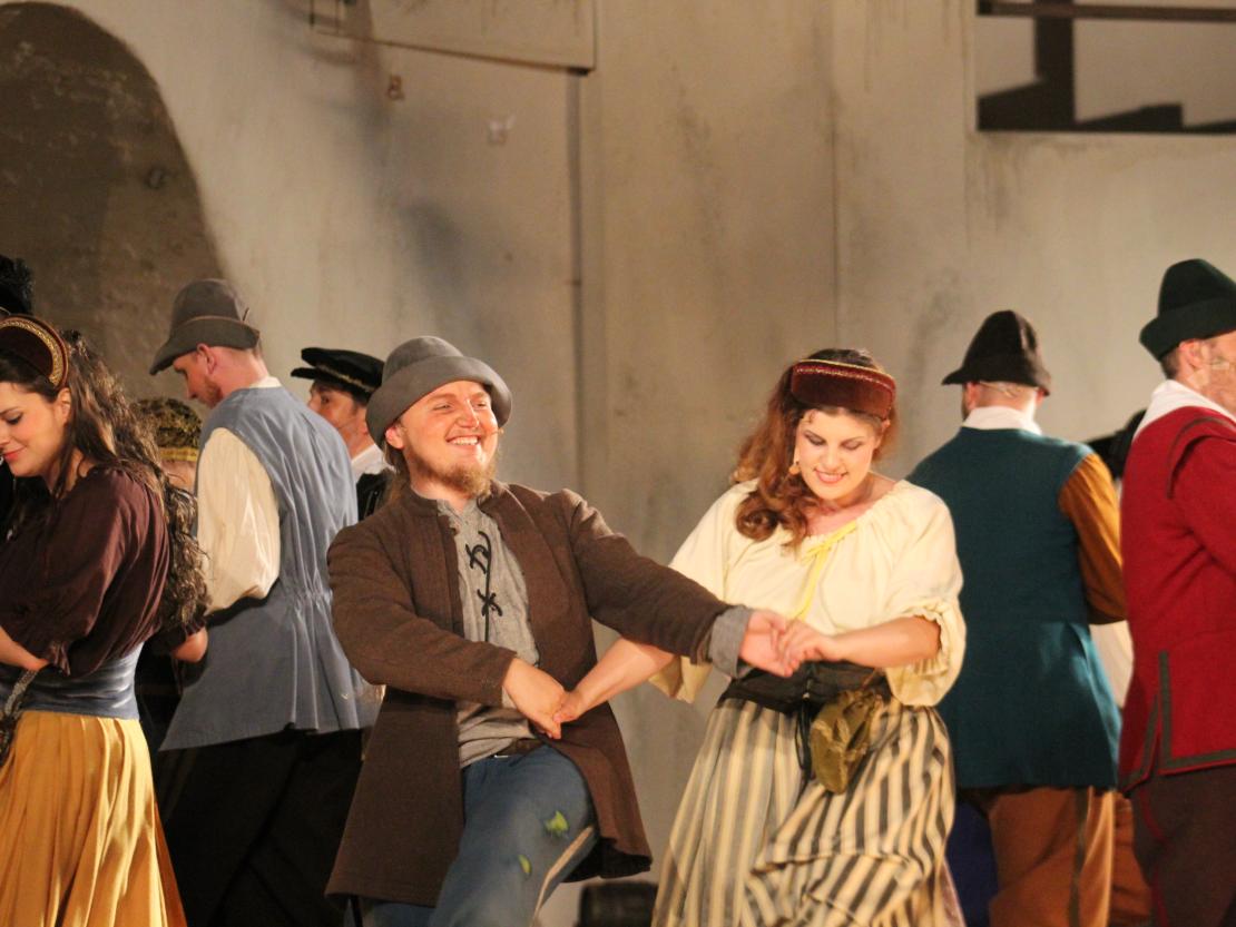 Das Bild zeigt eine Szene aus dem Stück  "Der Bleisiegelfälscher"