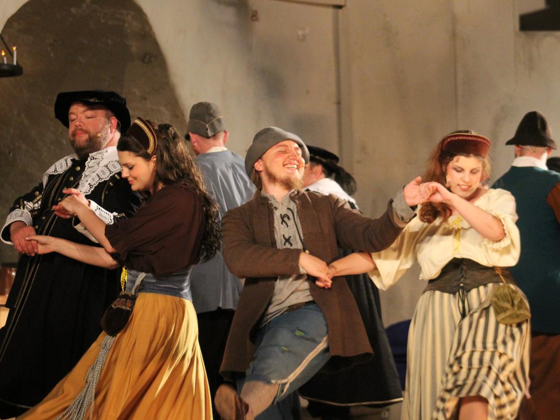 Das Bild zeigt eine Szene aus dem Stück  "Der Bleisiegelfälscher"