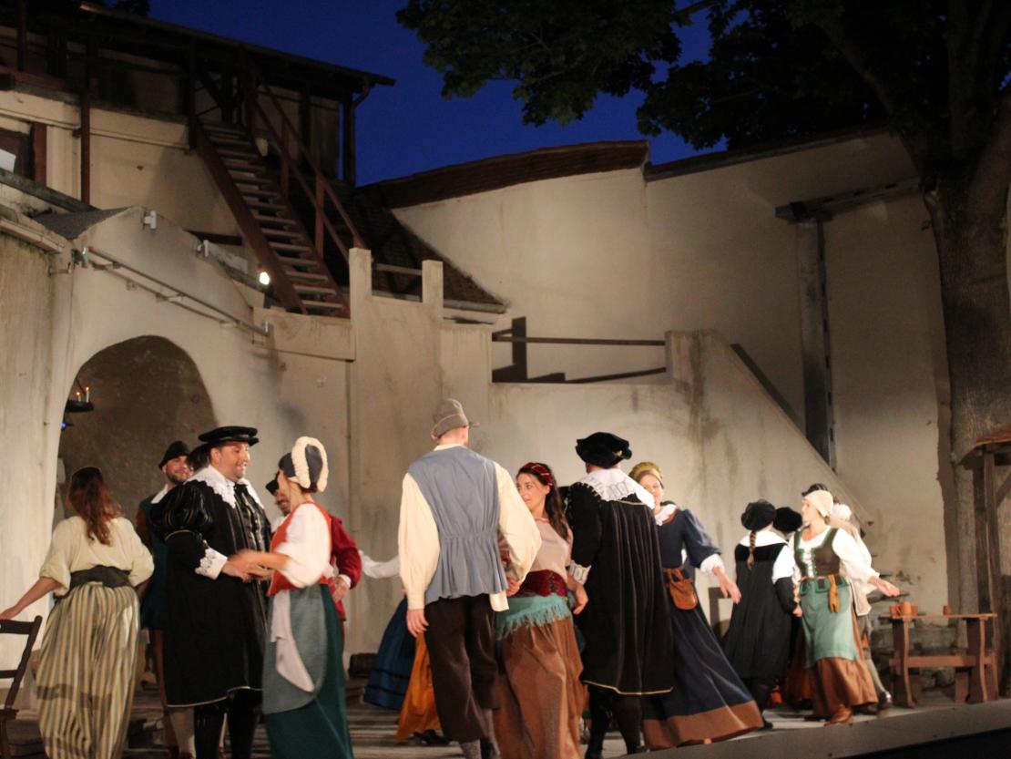 Das Bild zeigt eine Szene aus dem Stück  "Der Bleisiegelfälscher"