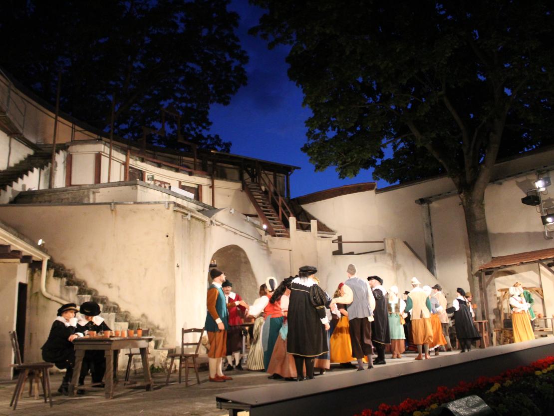 Das Bild zeigt eine Szene aus dem Stück  "Der Bleisiegelfälscher"