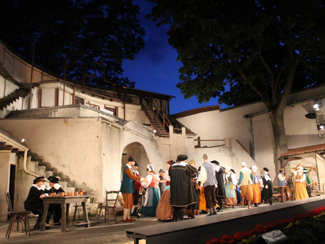 Das Bild zeigt eine Szene aus dem Stück  "Der Bleisiegelfälscher"