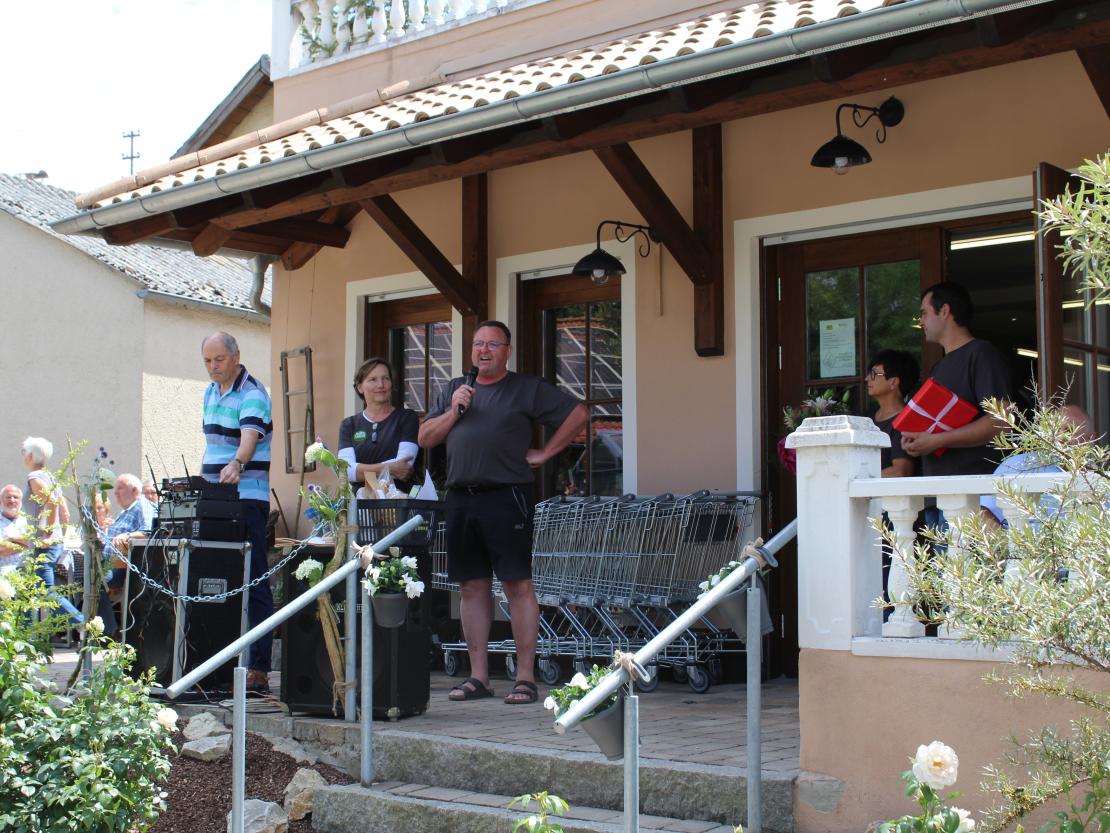 Das Bild zeigt den Dorfladen Ebermergen.