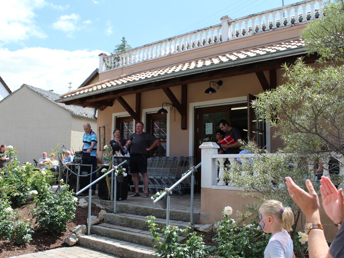 Das Bild zeigt den Dorfladen Ebermergen.