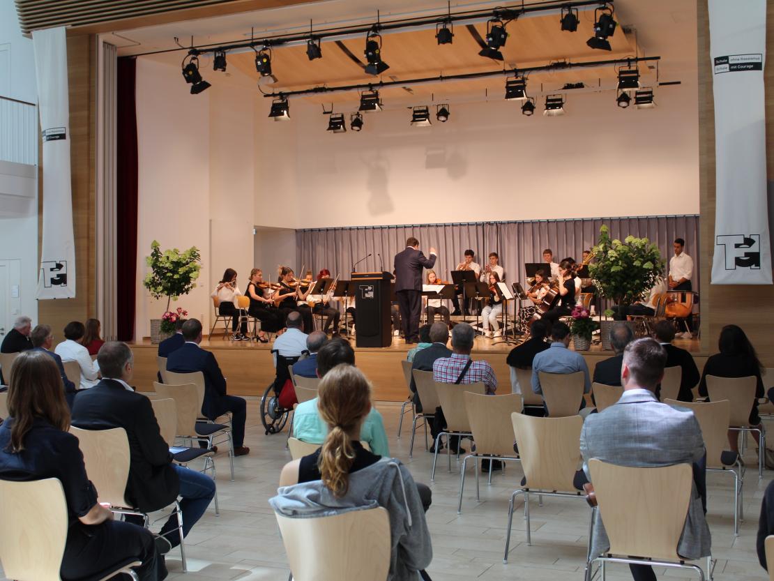 Das Bild zeigt den Festakt anlässlich der Einweihung des THG in Nördlingen. 