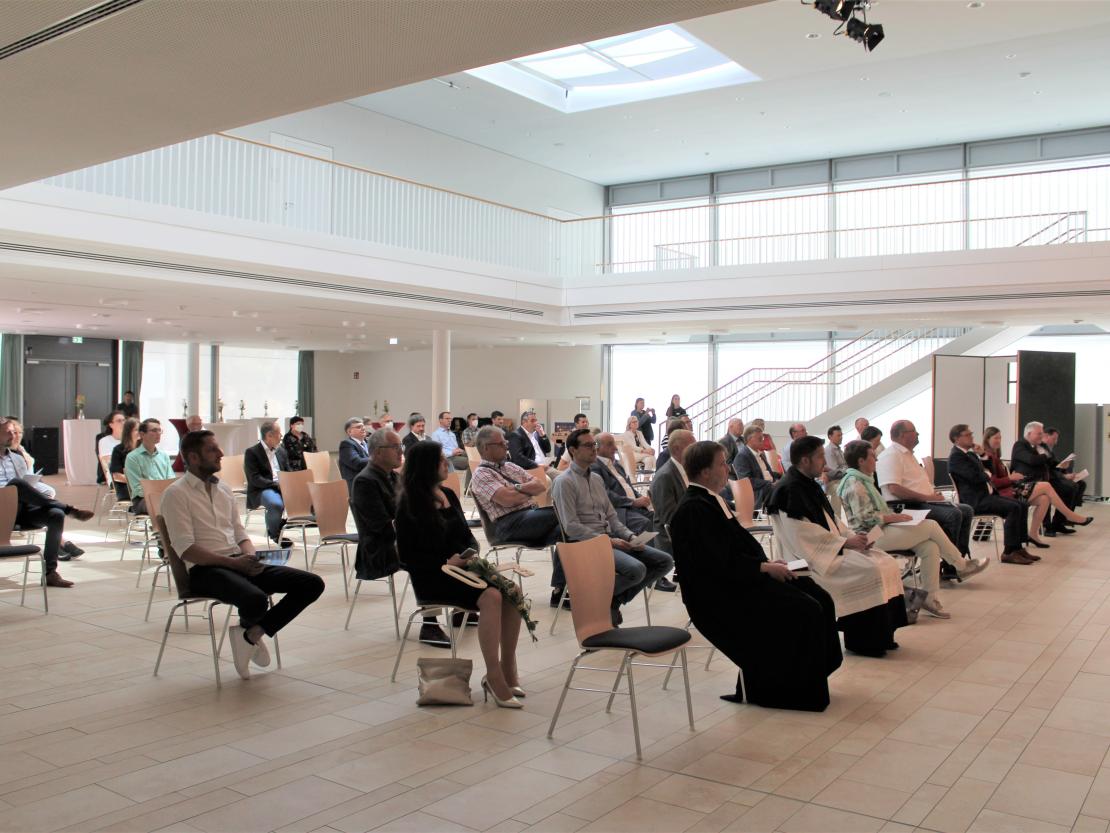 Das Bild zeigt den Festakt anlässlich der Einweihung des THG in Nördlingen. 