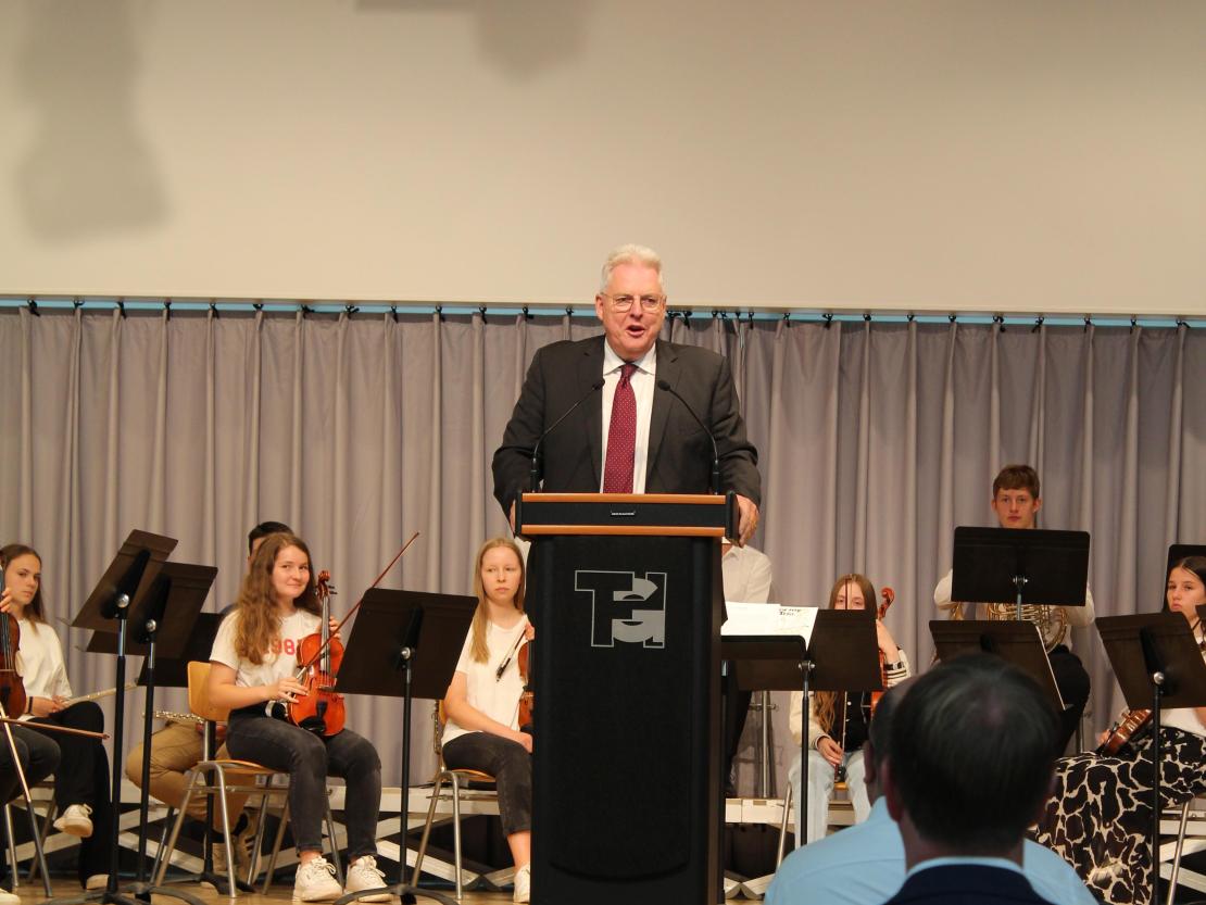 Das Bild zeigt den Festakt anlässlich der Einweihung des THG in Nördlingen. 