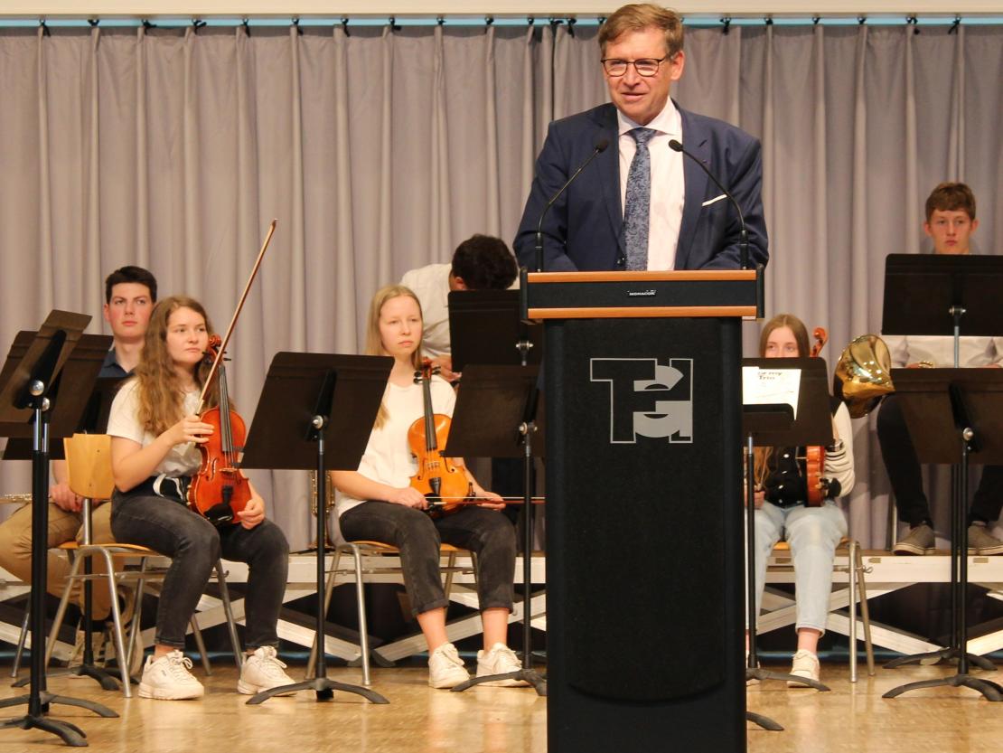 Das Bild zeigt den Festakt anlässlich der Einweihung des THG in Nördlingen. 