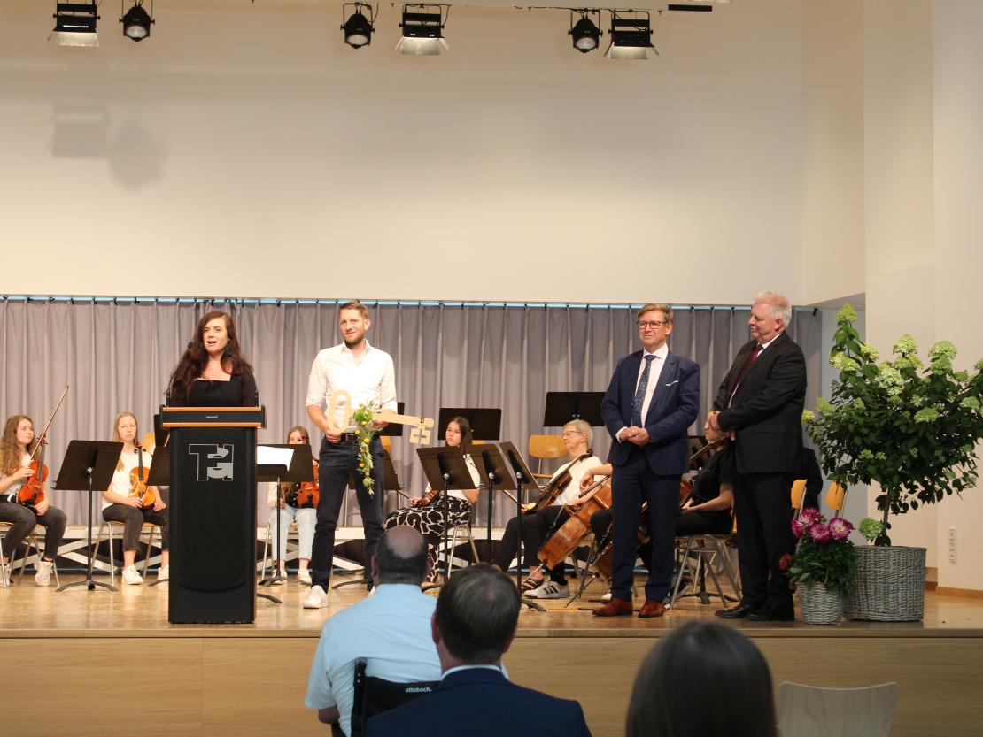 Das Bild zeigt den Festakt anlässlich der Einweihung des THG in Nördlingen. 