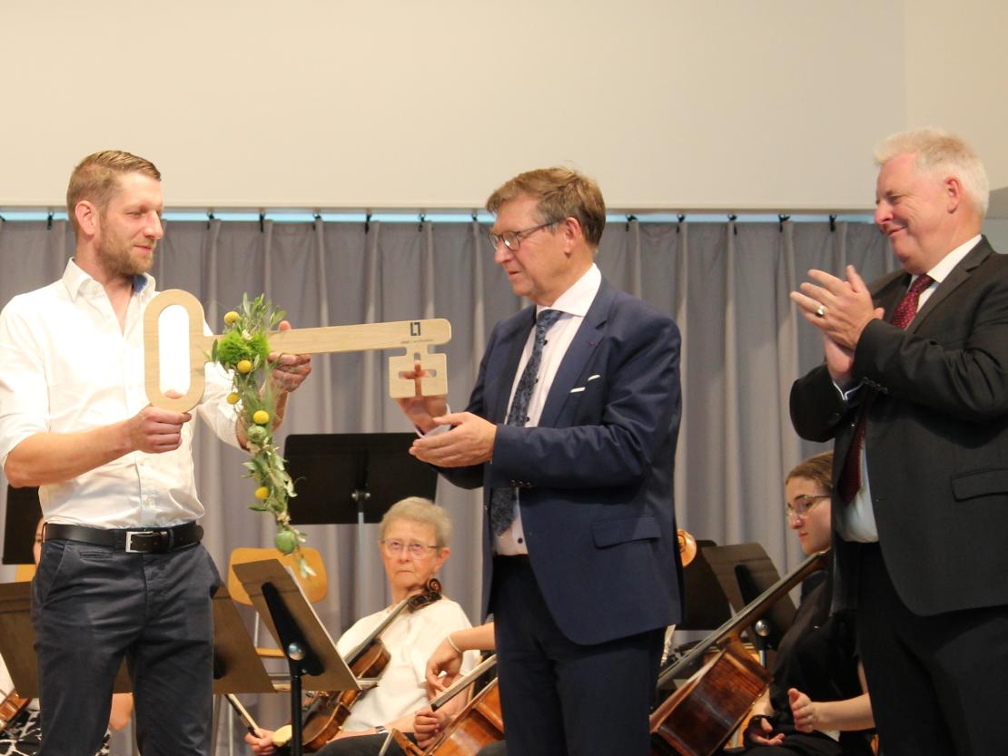 Das Bild zeigt den Festakt anlässlich der Einweihung des THG in Nördlingen. 