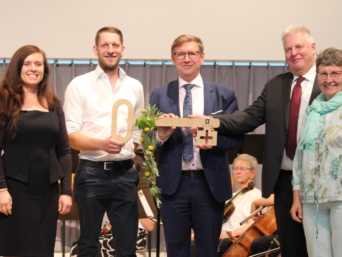 Das Bild zeigt den Festakt anlässlich der Einweihung des THG in Nördlingen. 