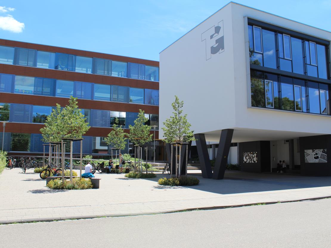 Das Bild zeigt den Festakt anlässlich der Einweihung des THG in Nördlingen. 