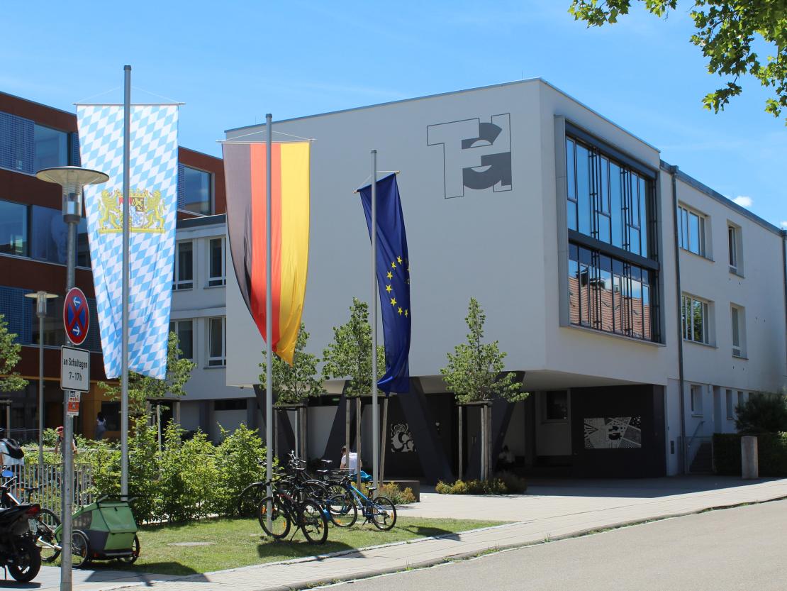 Das Bild zeigt den Festakt anlässlich der Einweihung des THG in Nördlingen. 