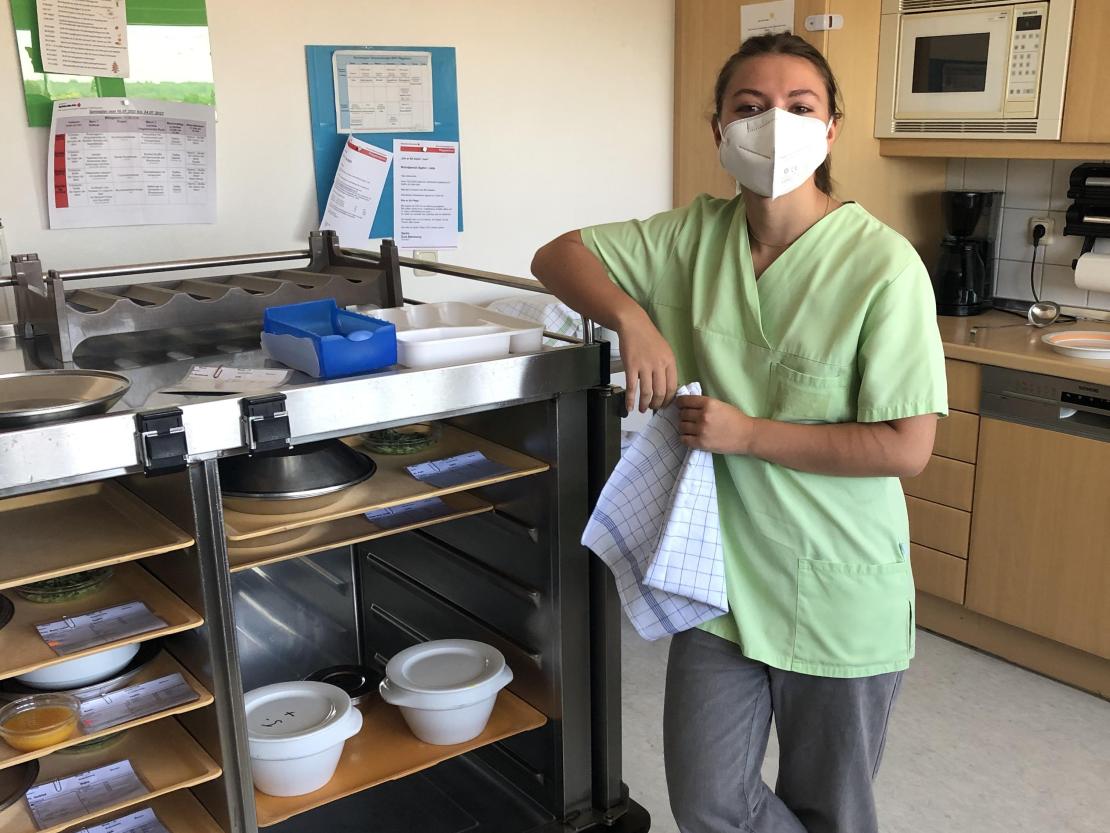 Das Bild zeigt Amelie Unger im BRK Pflegezentrum am Mangoldfelsen.