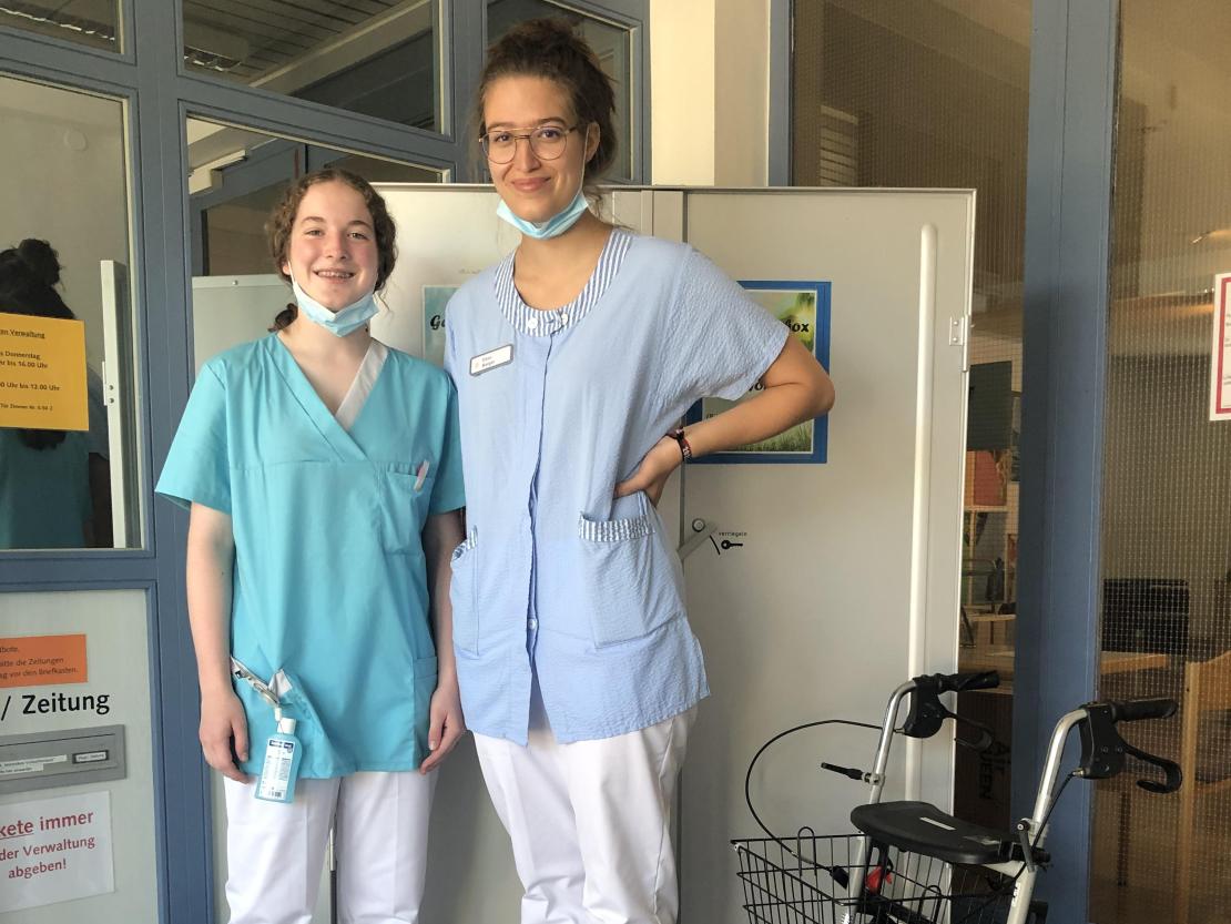 Marina Neubauer links Ellen Berger rechts Seniorenheim Rain