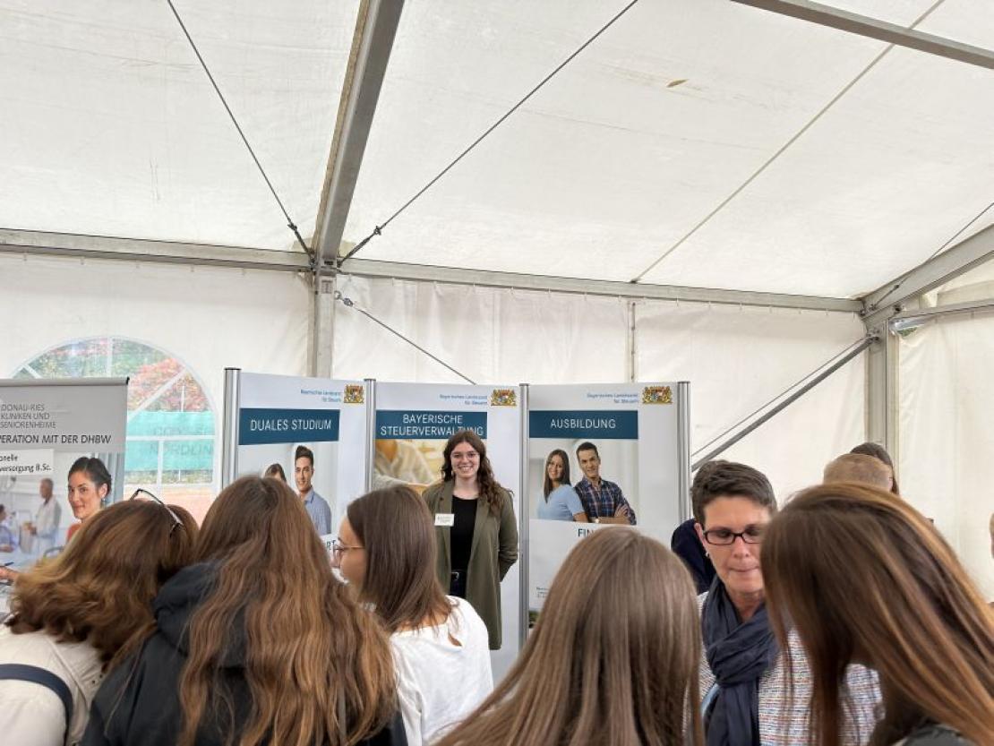 DAs Bild zeigt den Berufswegekompass Harburg 2022.