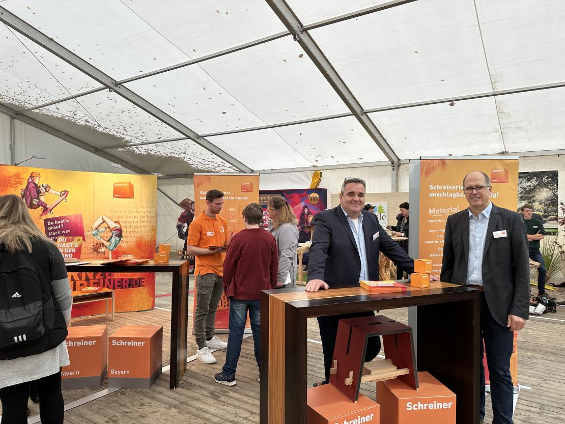 DAs Bild zeigt den Berufswegekompass Harburg 2022.