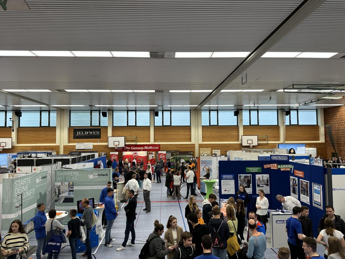 DAs Bild zeigt den Berufswegekompass Harburg 2022.