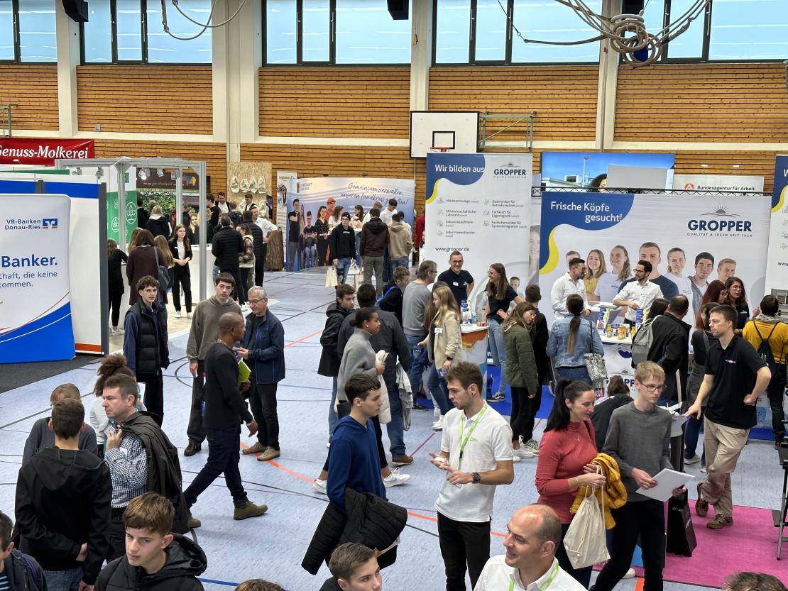 DAs Bild zeigt den Berufswegekompass Harburg 2022.