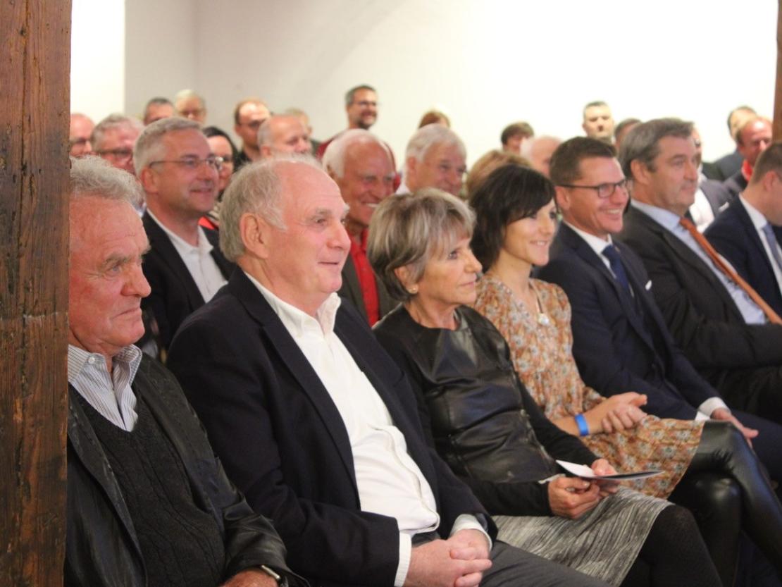 Gerd-Müller-Statue Enthüllung