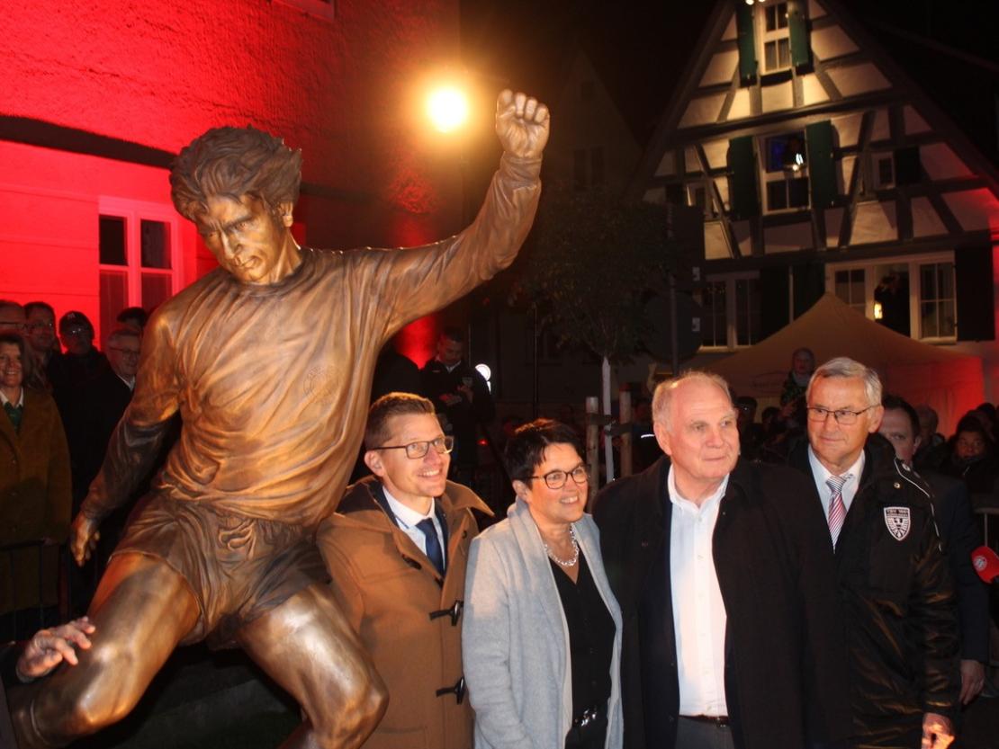 Gerd-Müller-Statue Enthüllung