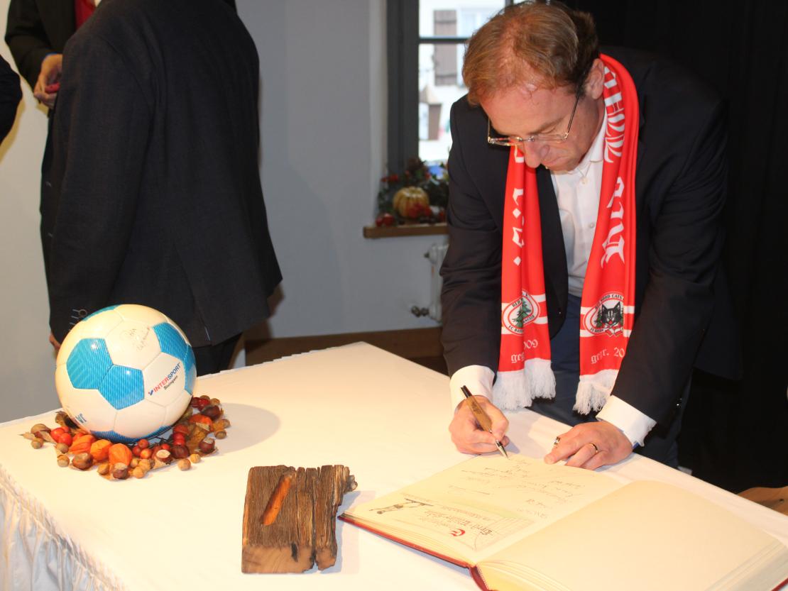 Gerd-Müller-Statue Enthüllung