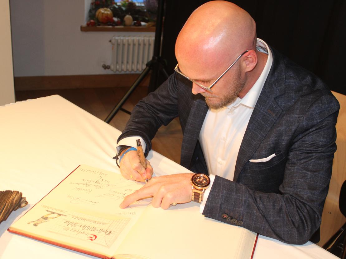 Gerd-Müller-Statue Enthüllung