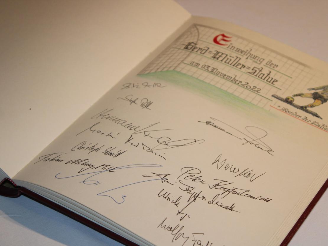 Gerd-Müller-Statue Enthüllung