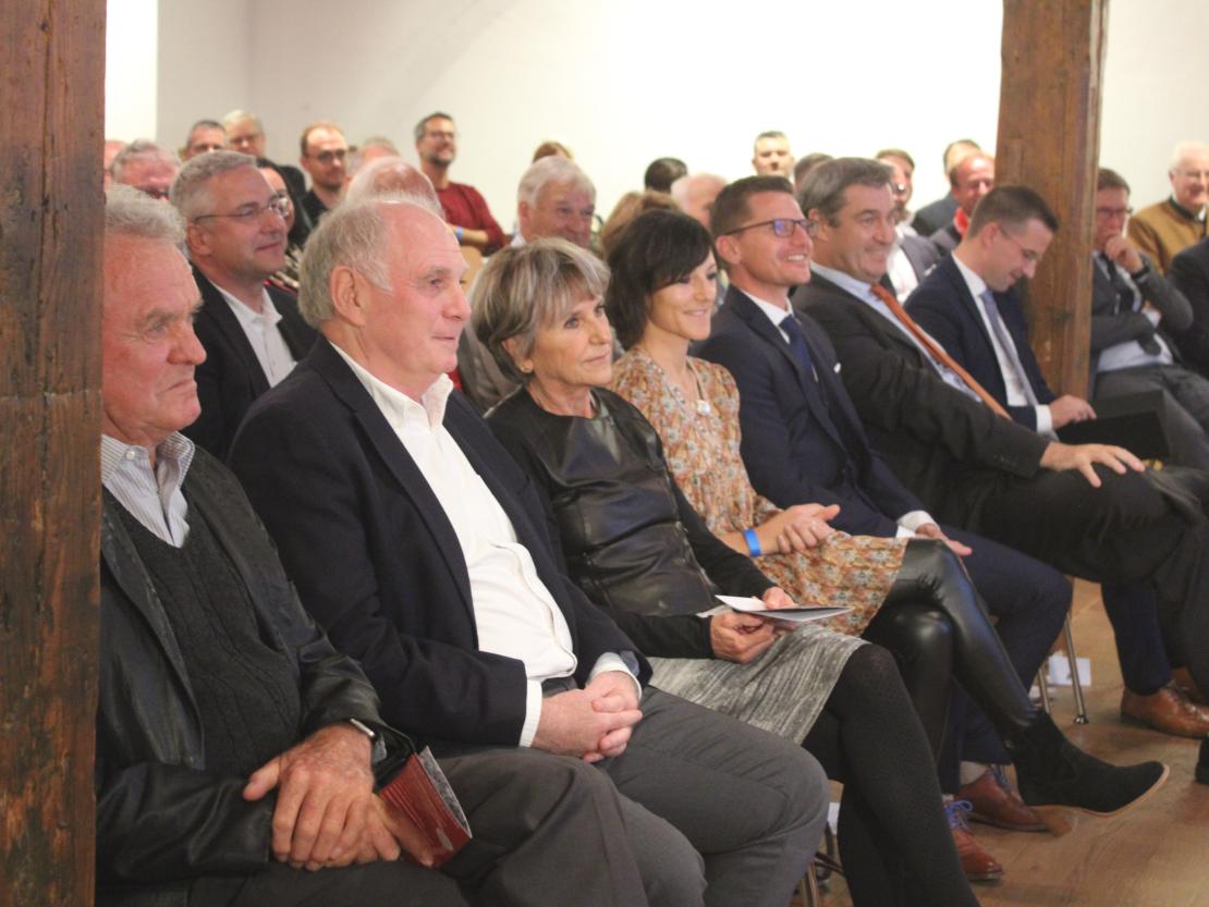 Gerd-Müller-Statue Enthüllung