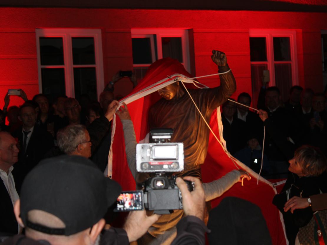 Gerd-Müller-Statue Enthüllung