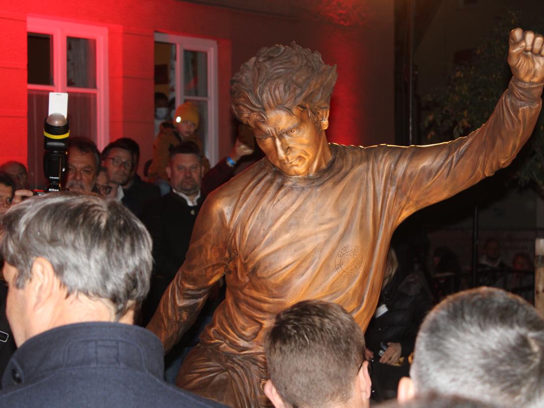 Gerd-Müller-Statue Enthüllung