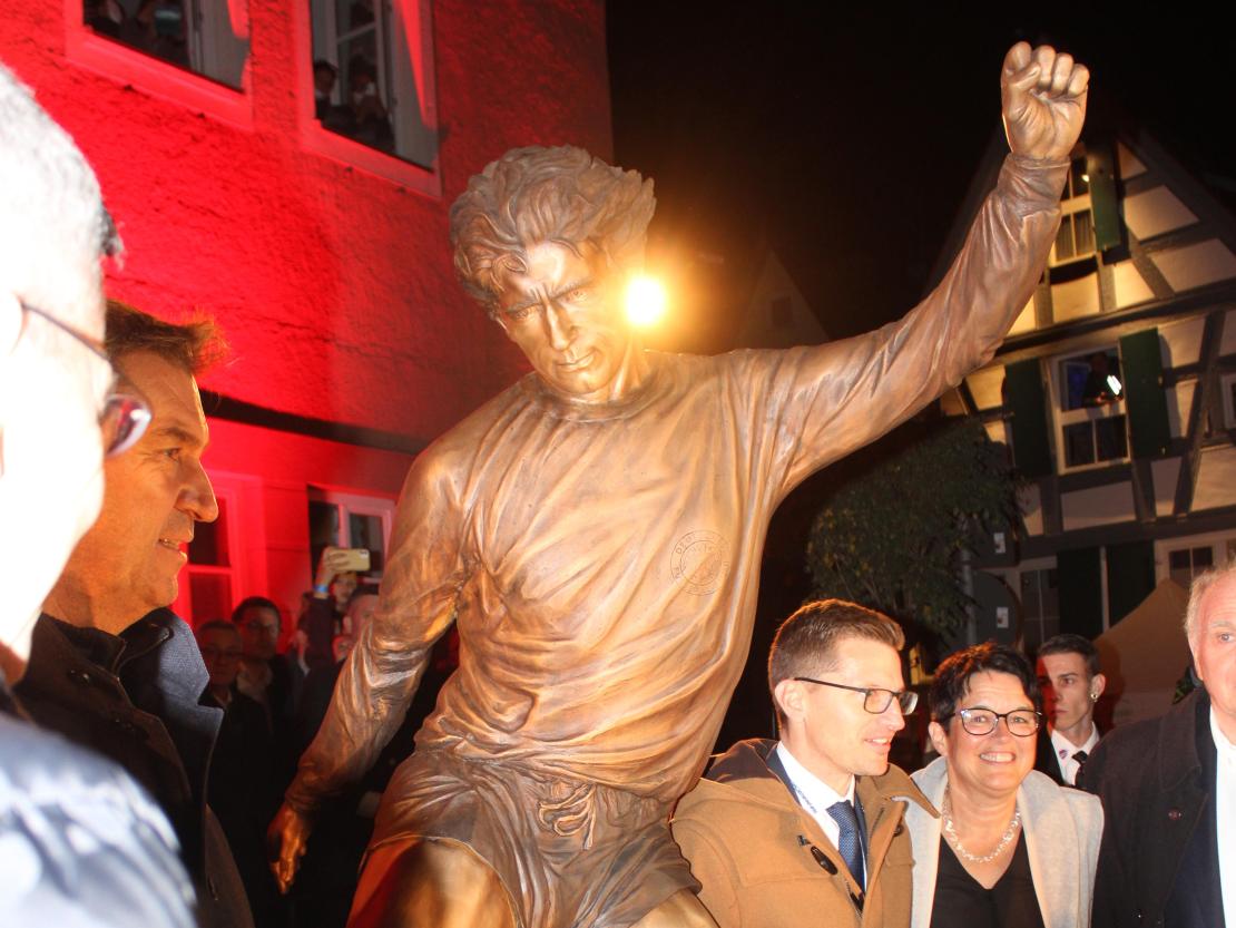 Gerd-Müller-Statue Enthüllung