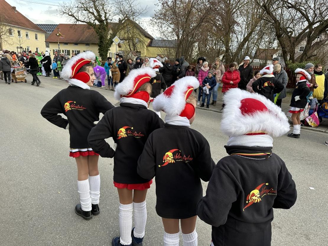 Das Bild zeigt den Genderkinger Faschingsumzug 2023.
