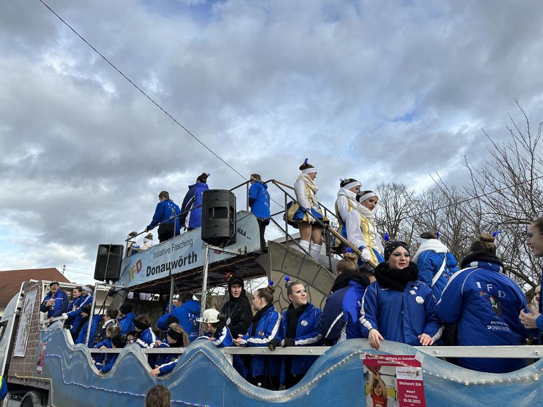 Das Bild zeigt den Genderkinger Faschingsumzug 2023.