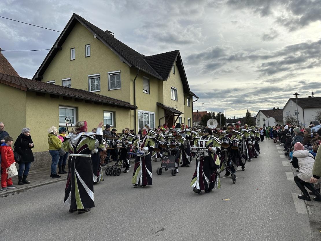 Das Bild zeigt den Genderkinger Faschingsumzug 2023.