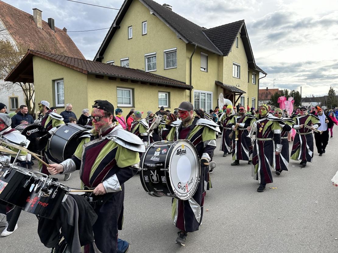 Das Bild zeigt den Genderkinger Faschingsumzug 2023.