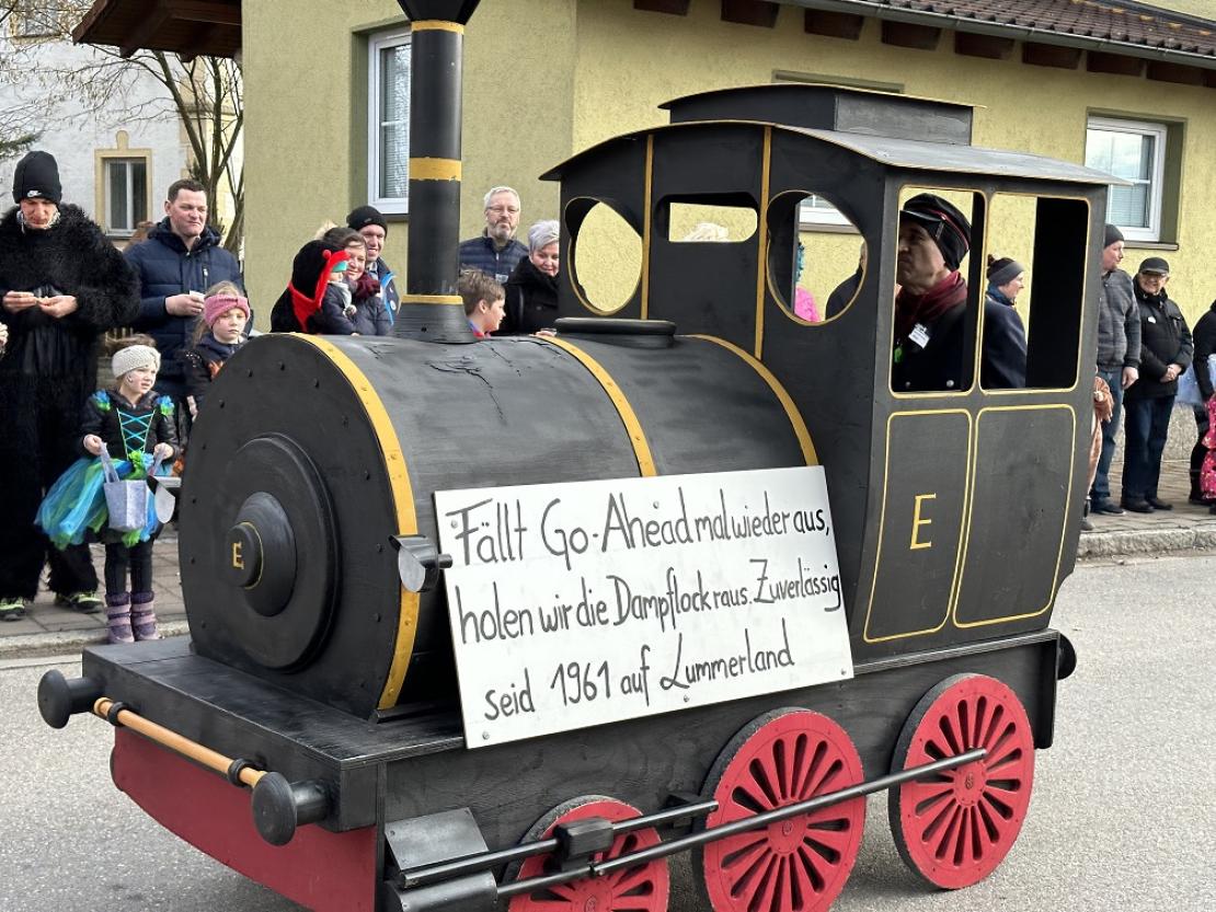 Das Bild zeigt den Genderkinger Faschingsumzug 2023.